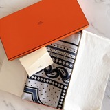 【エルメスの大判ストール】大人の日常使いにちょうどいい「カレジェアンのバンダナ柄ストール」で3wayスタイル【LEE DAYS club なお】のニュースの画像